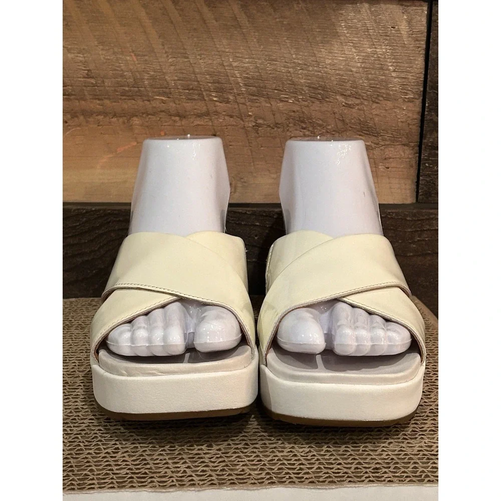UGG‎ Cream Comfort Sandals Women's 6 Cushioned Sole NWOB